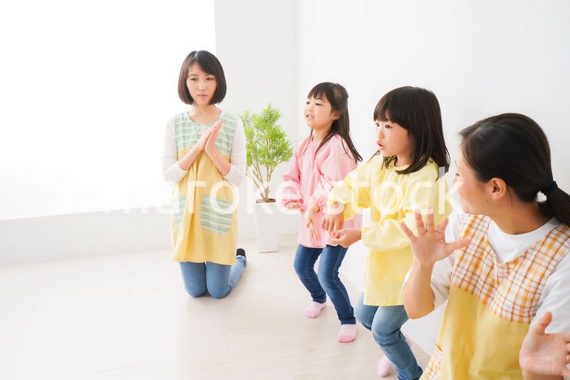 こども園で遊ぶ子どもたち