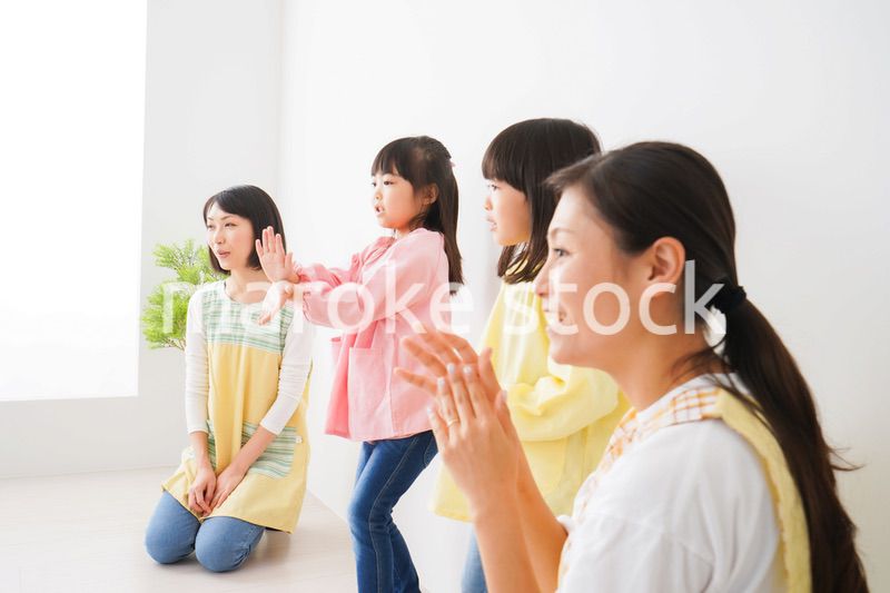 こども園で遊ぶ子どもたち