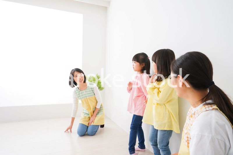 こども園で遊ぶ子どもたち