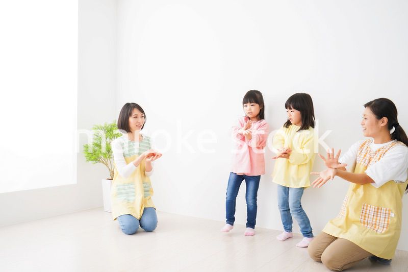 こども園で遊ぶ子どもたち