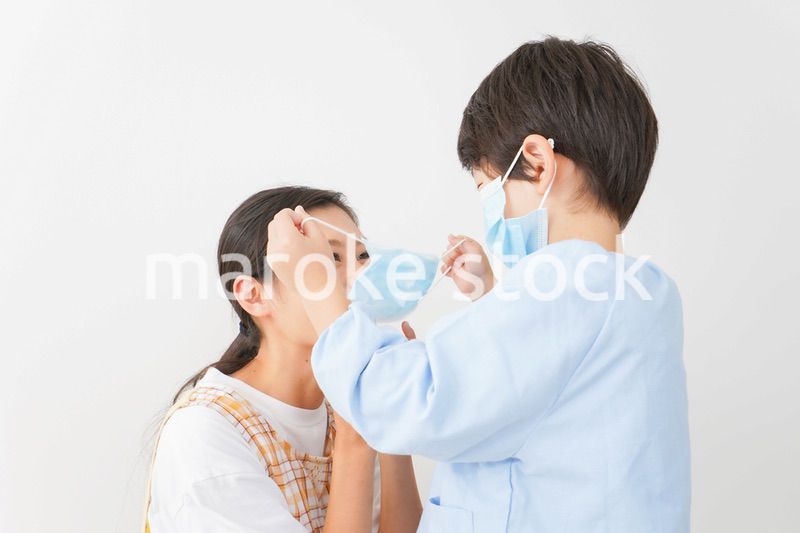 お母さんにマスクをつける子供
