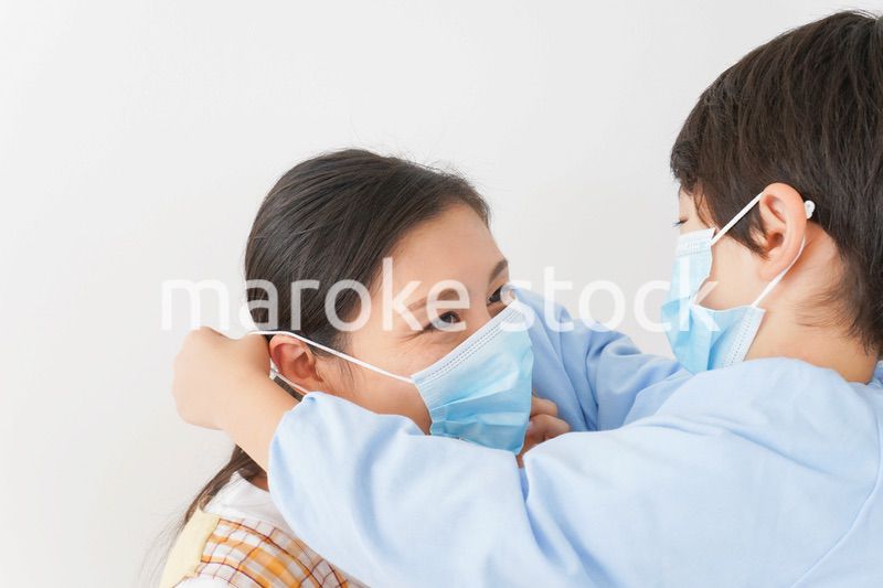 お母さんにマスクをつける子供