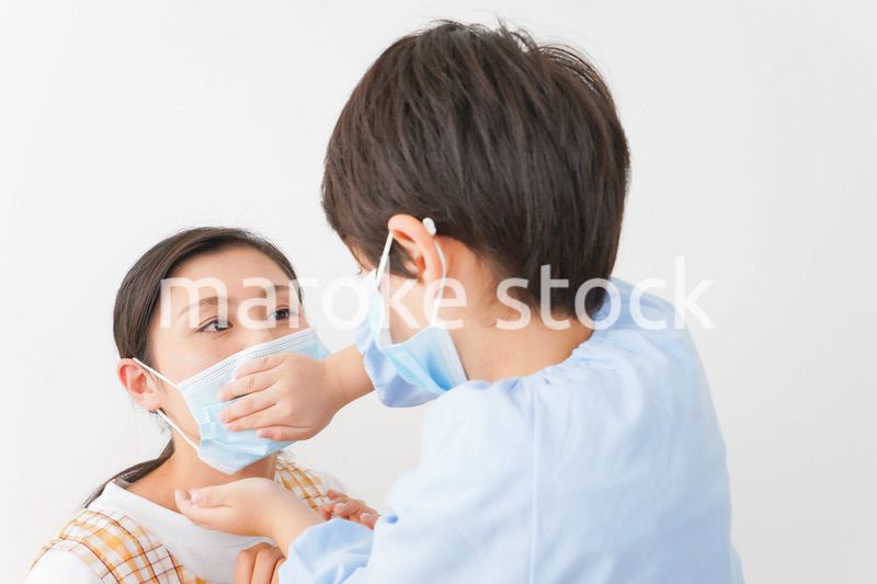 お母さんにマスクをつける子供