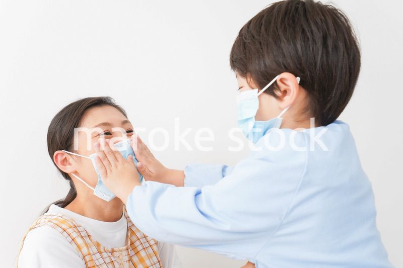 お母さんにマスクをつける子供