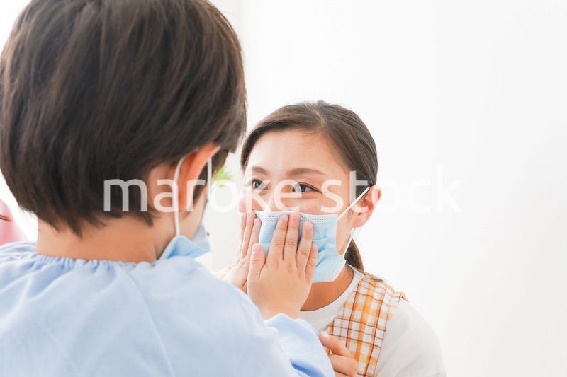 お母さんにマスクをつける子供