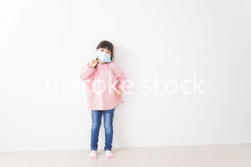 マスクを付けた幼稚園児の女の子