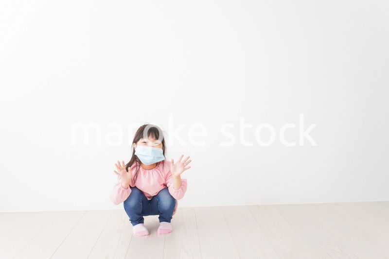 マスクを付けた幼稚園児の女の子