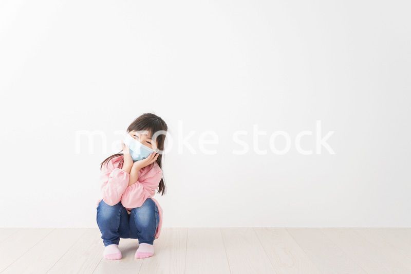 マスクを付けた幼稚園児の女の子