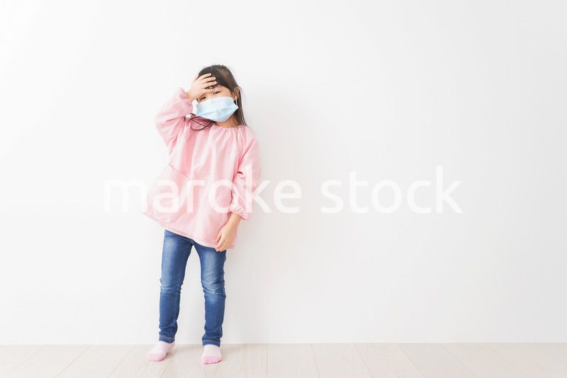 マスクを付けた幼稚園児の女の子