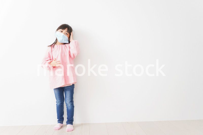 マスクを付けた幼稚園児の女の子