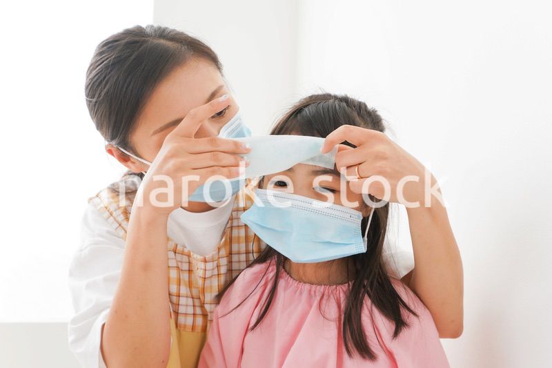 発熱した子供と幼稚園の先生