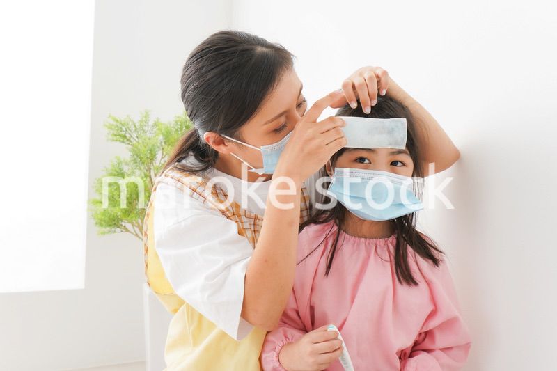 発熱した子供と幼稚園の先生