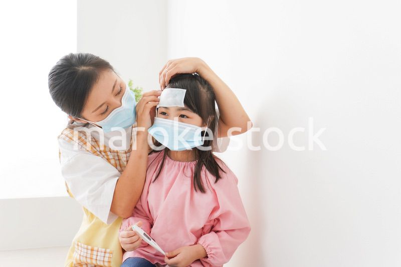 発熱した子供と幼稚園の先生