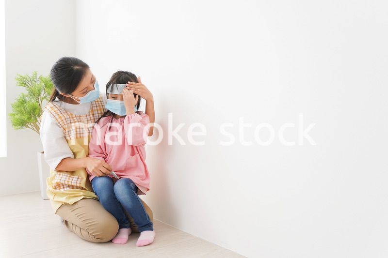 発熱した子供と幼稚園の先生