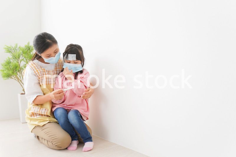 発熱した子供と幼稚園の先生