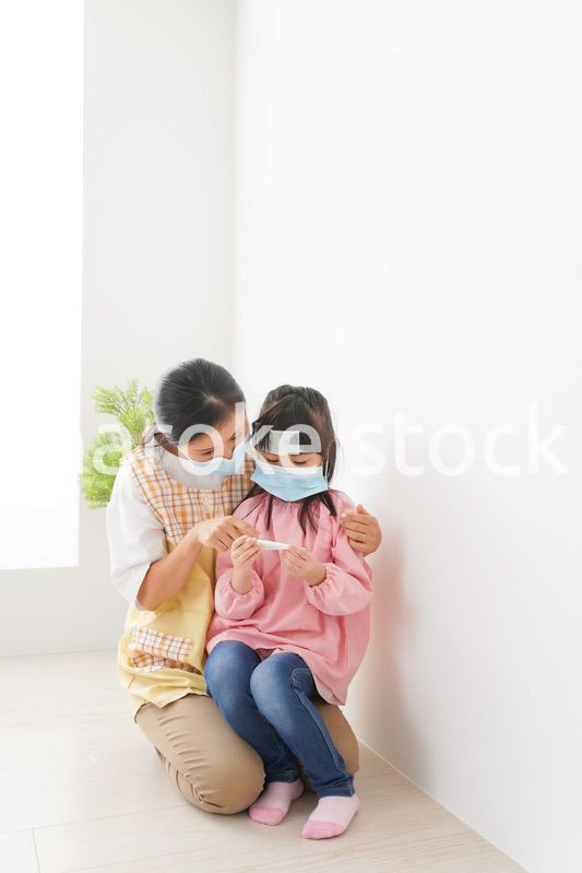 発熱した子供と幼稚園の先生