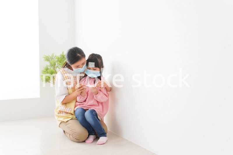 発熱した子供と幼稚園の先生