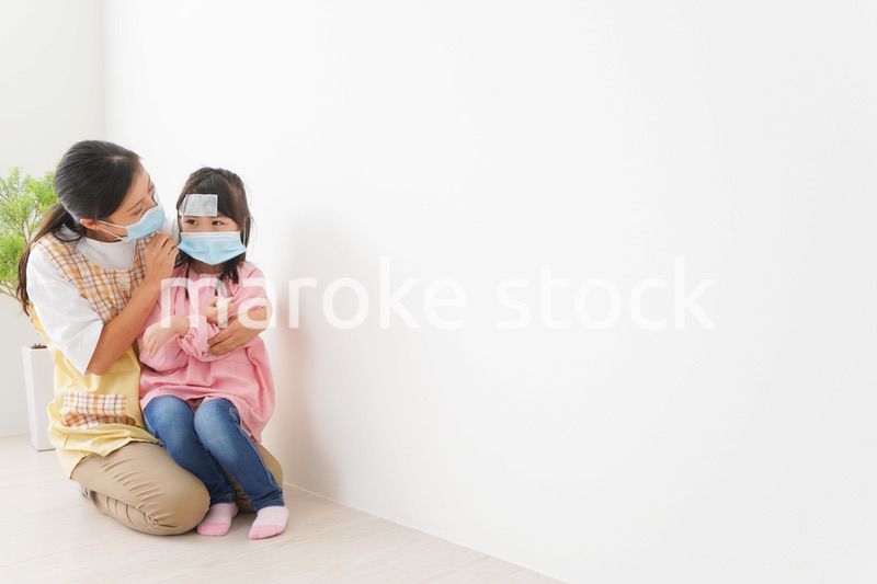 発熱した子供と幼稚園の先生