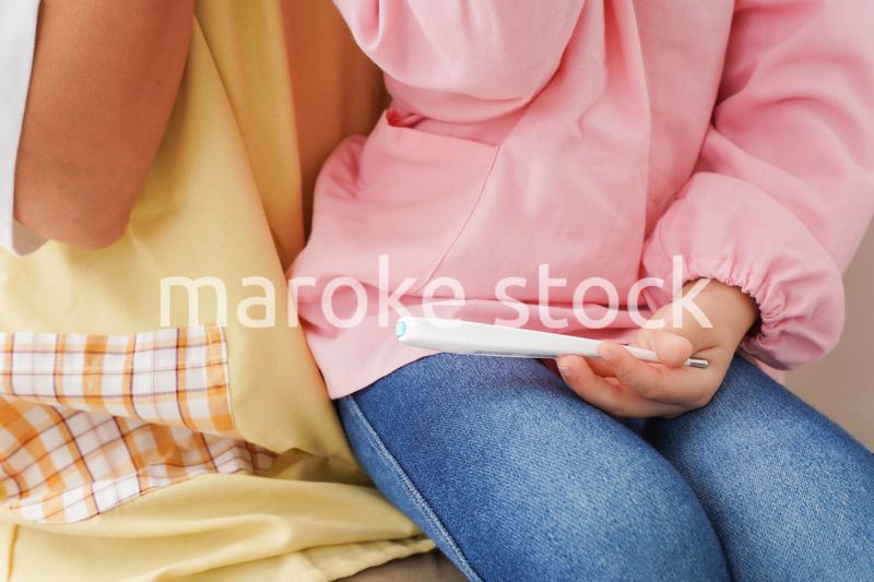 発熱した子供と幼稚園の先生