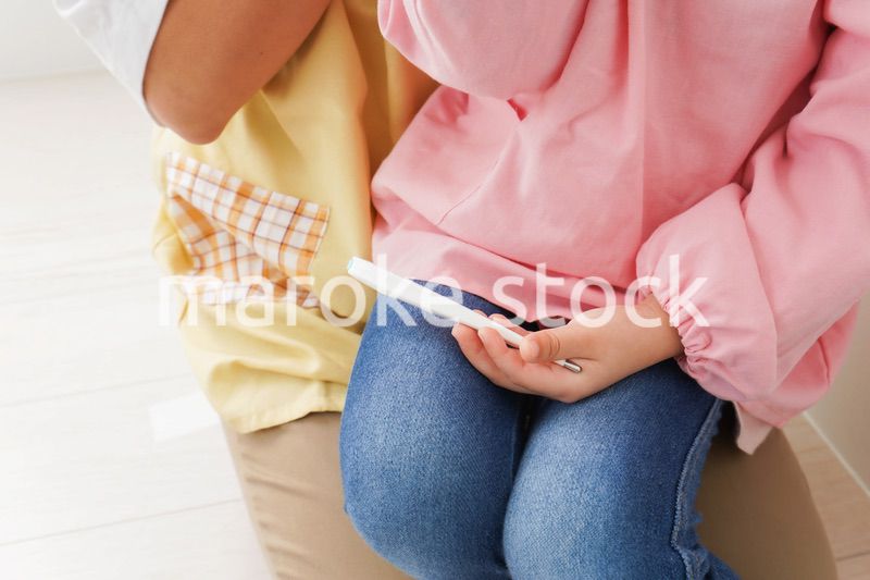 発熱した子供と幼稚園の先生