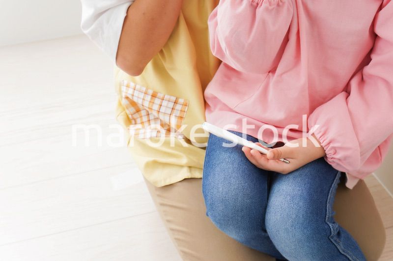 発熱した子供と幼稚園の先生