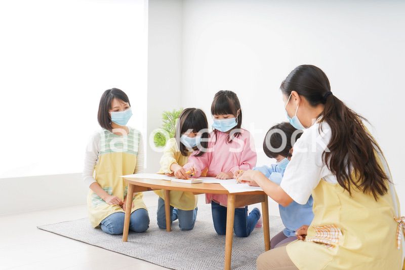 マスクをつけてお絵かきをする幼稚園児と先生
