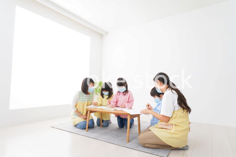 マスクをつけてお絵かきをする幼稚園児と先生