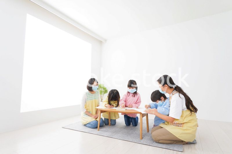 マスクをつけてお絵かきをする幼稚園児と先生