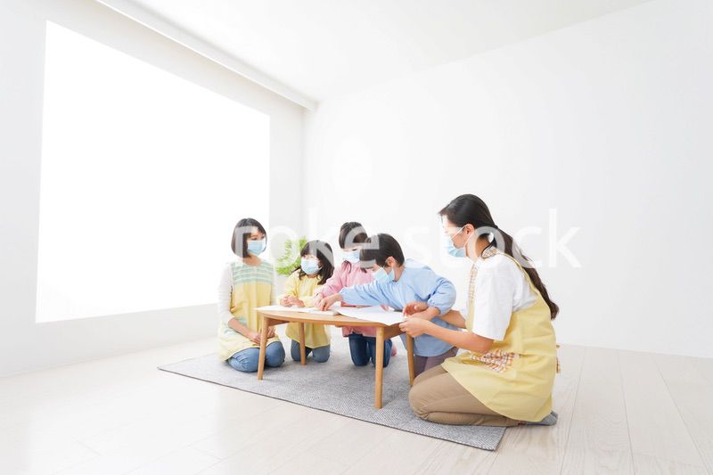 マスクをつけてお絵かきをする幼稚園児と先生