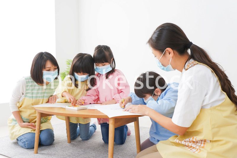 マスクをつけてお絵かきをする幼稚園児と先生