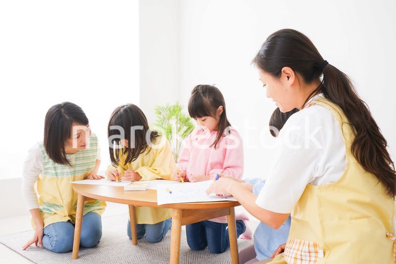 保育園でお絵かきをする子どもたち