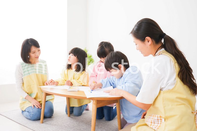 保育園でお絵かきをする子どもたち