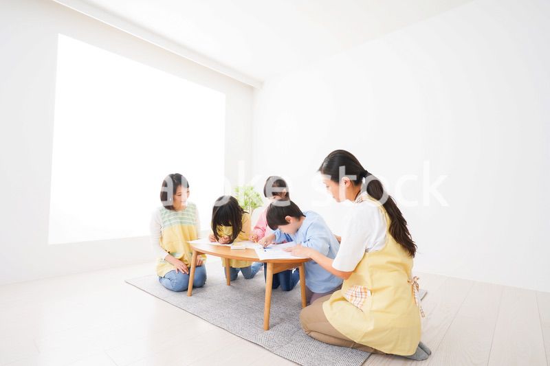 保育園でお絵かきをする子どもたち