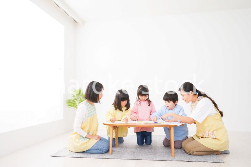 保育園でお絵かきをする子どもたち