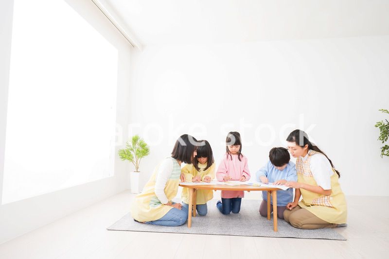 保育園でお絵かきをする子どもたち