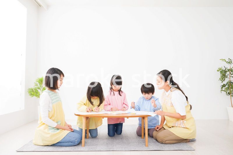 保育園でお絵かきをする子どもたち