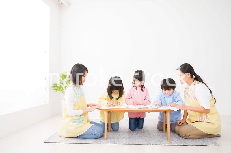 保育園でお絵かきをする子どもたち