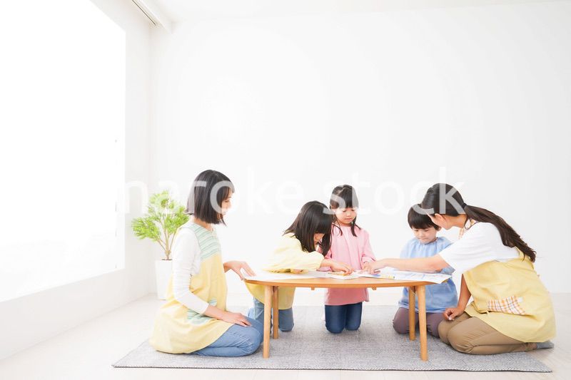 保育園でお絵かきをする子どもたち