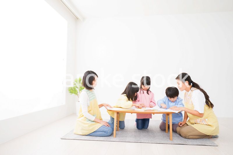 保育園でお絵かきをする子どもたち