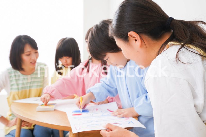 保育園でお絵かきをする子どもたち