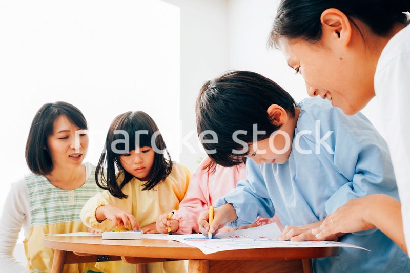 保育園でお絵かきをする子どもたち