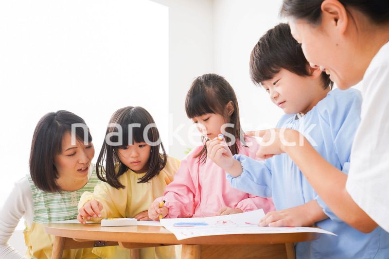 保育園でお絵かきをする子どもたち