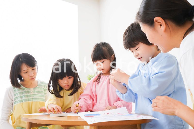 保育園でお絵かきをする子どもたち