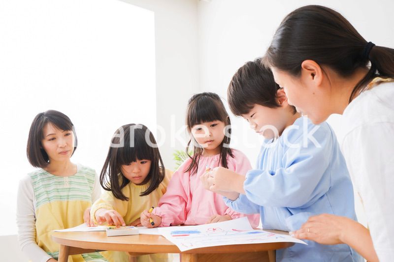 保育園でお絵かきをする子どもたち