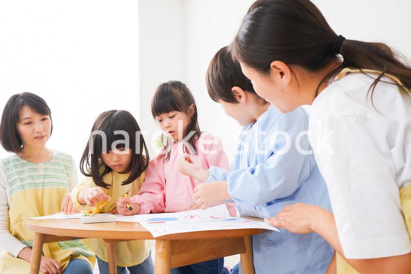 保育園でお絵かきをする子どもたち