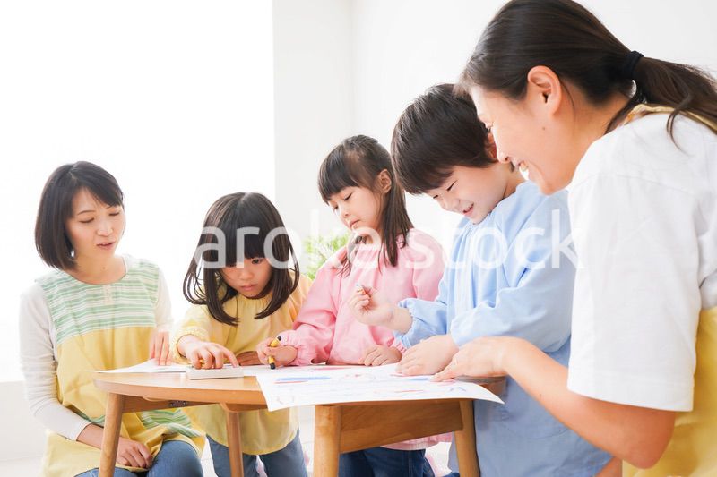 保育園でお絵かきをする子どもたち