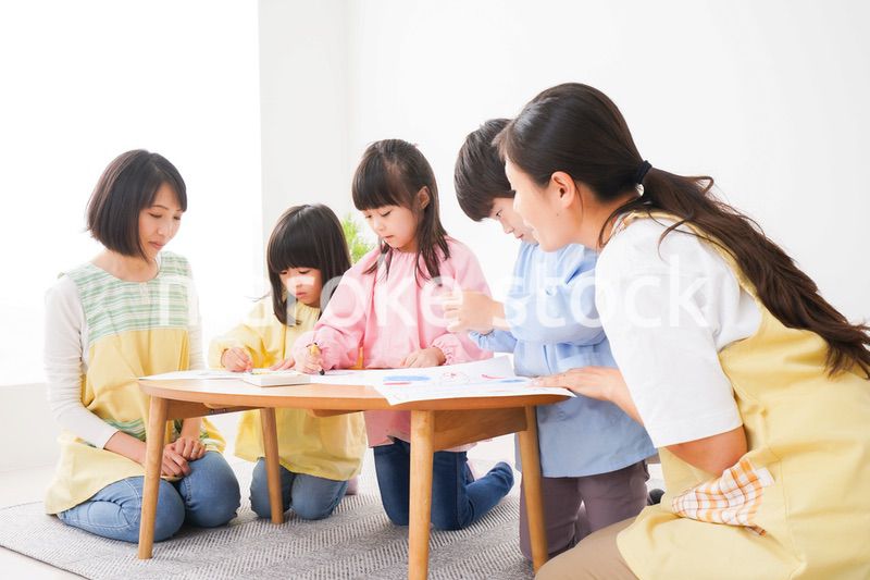 保育園でお絵かきをする子どもたち