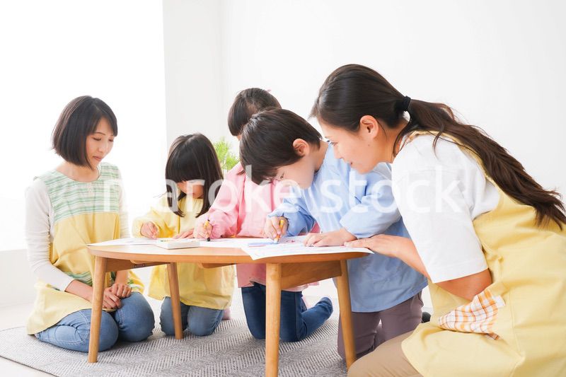 保育園でお絵かきをする子どもたち