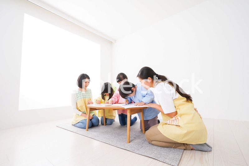 保育園でお絵かきをする子どもたち