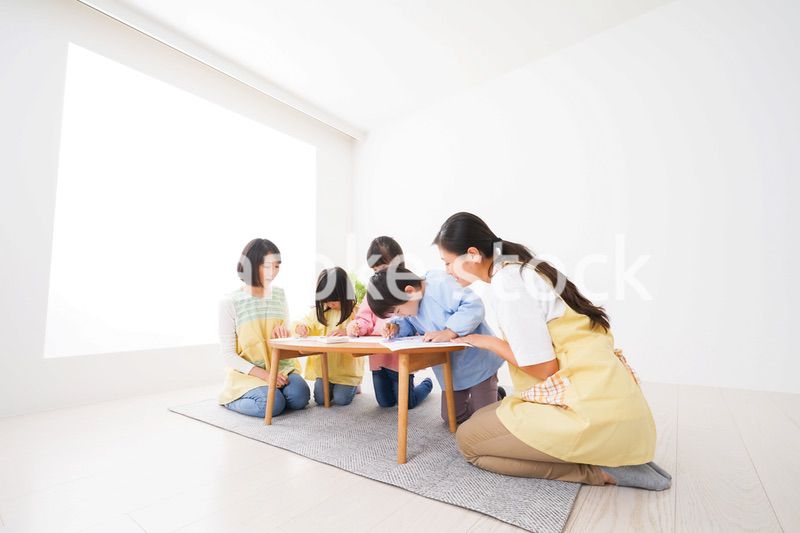 保育園でお絵かきをする子どもたち